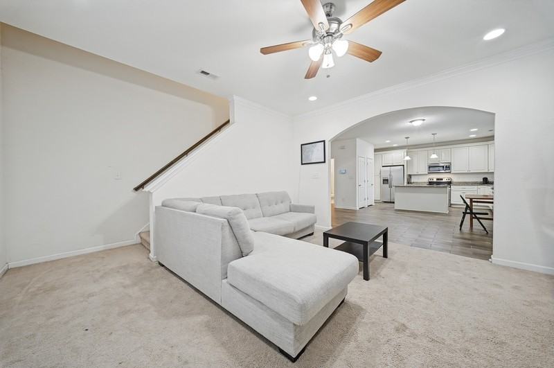 1014 Avenue H - Photo 4 of 34