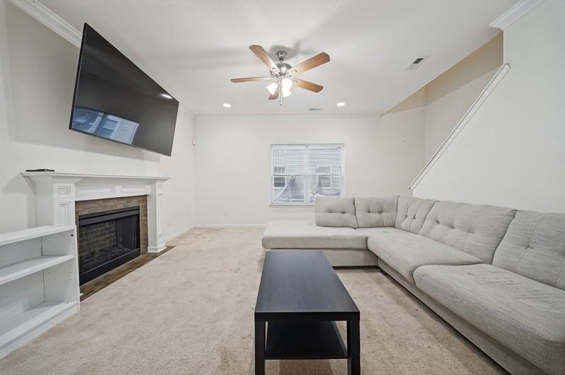 1014 Avenue H - Photo 5 of 34