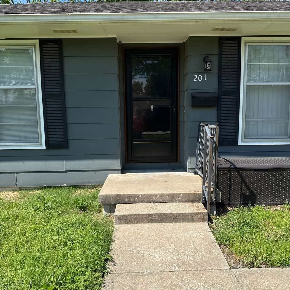 201 E Russell Ave - Photo 2 of 14