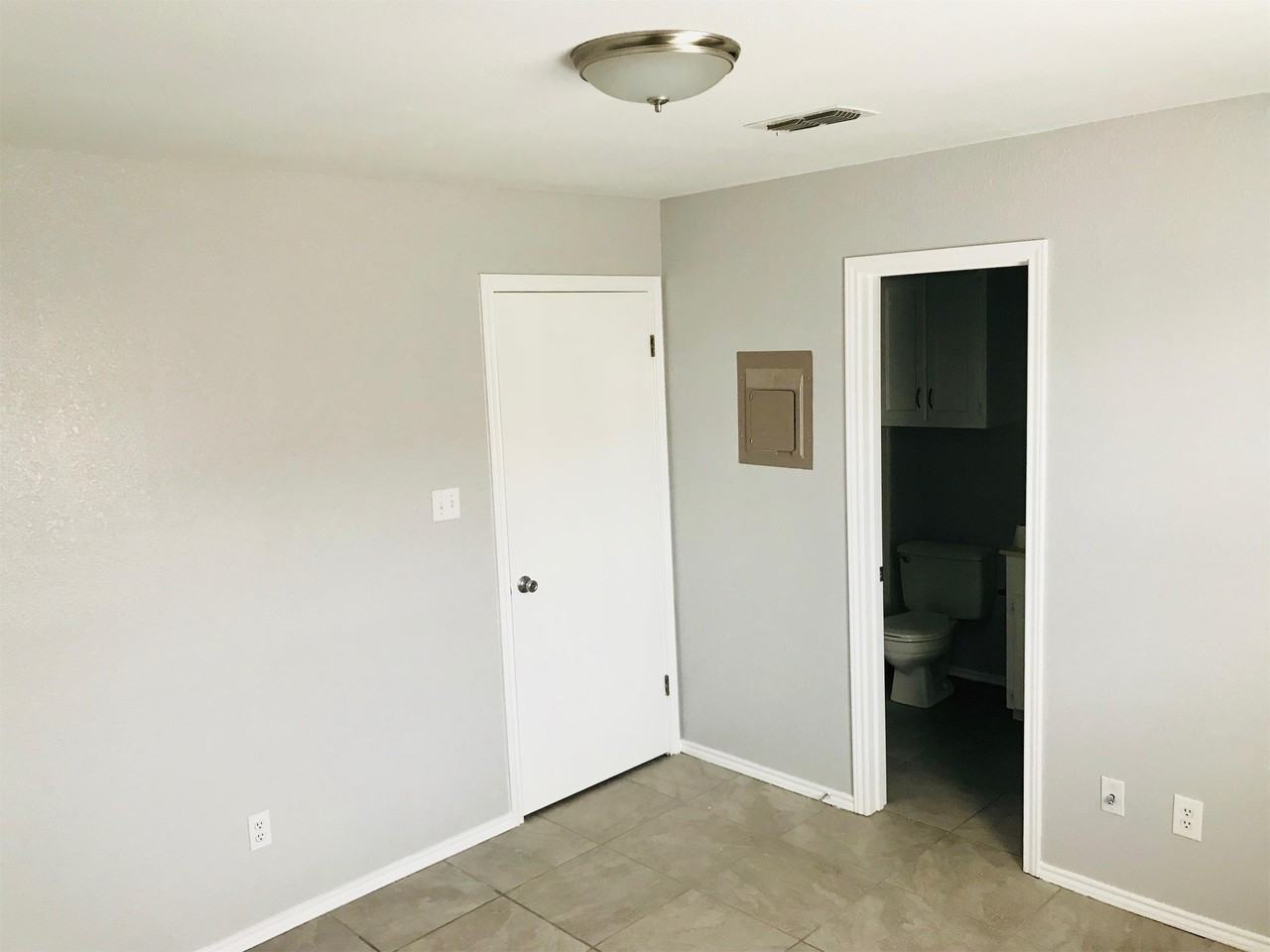 Valencia Apartments - Photo 4 of 22