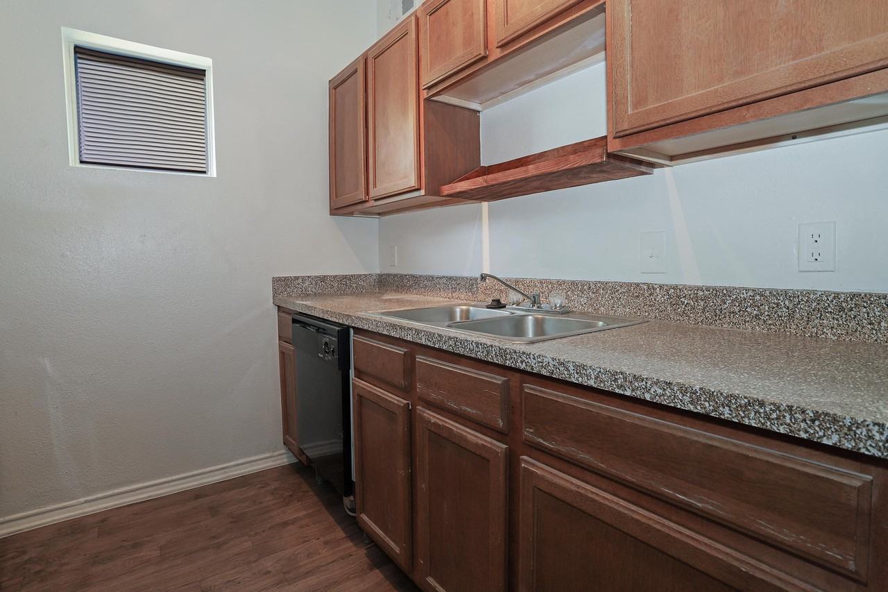 Edgewood Manor Apartments - Photo 4 of 25