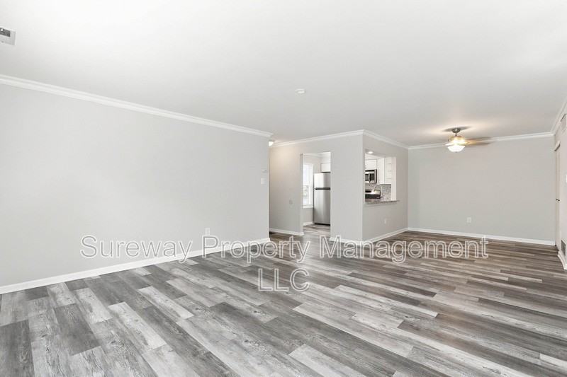 727 Sedgewick Ct - Photo 3 of 15