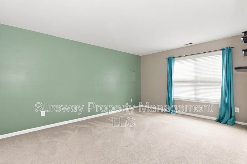 727 Sedgewick Ct - Photo 7 of 15