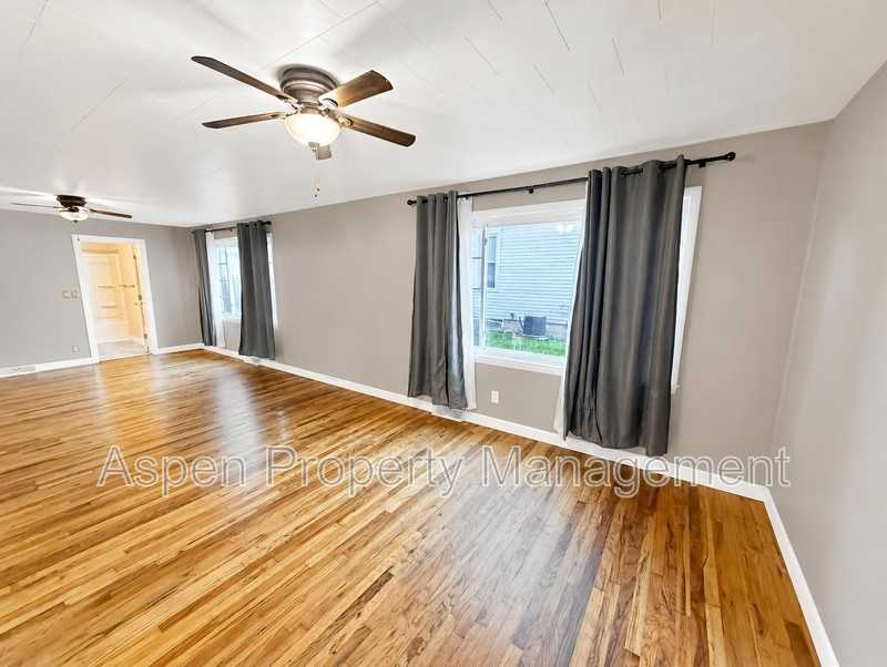 110 Ballard St - Photo 4 of 18