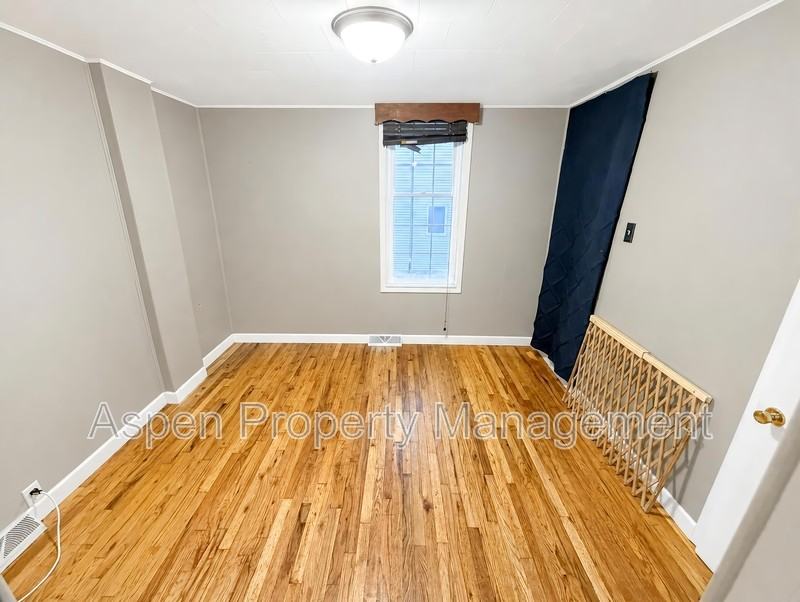 110 Ballard St - Photo 7 of 18