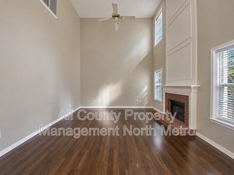 1095 Winthrope Chase Dr - Photo 2 of 15