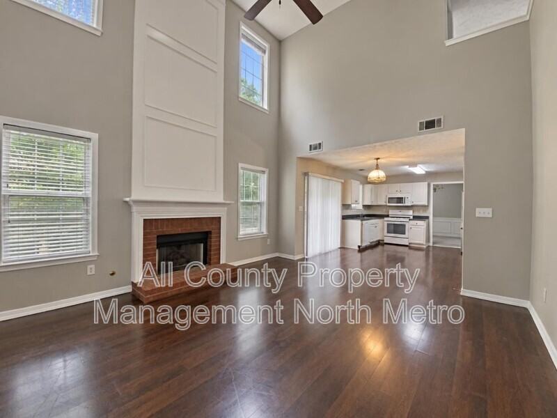 1095 Winthrope Chase Dr - Photo 3 of 15