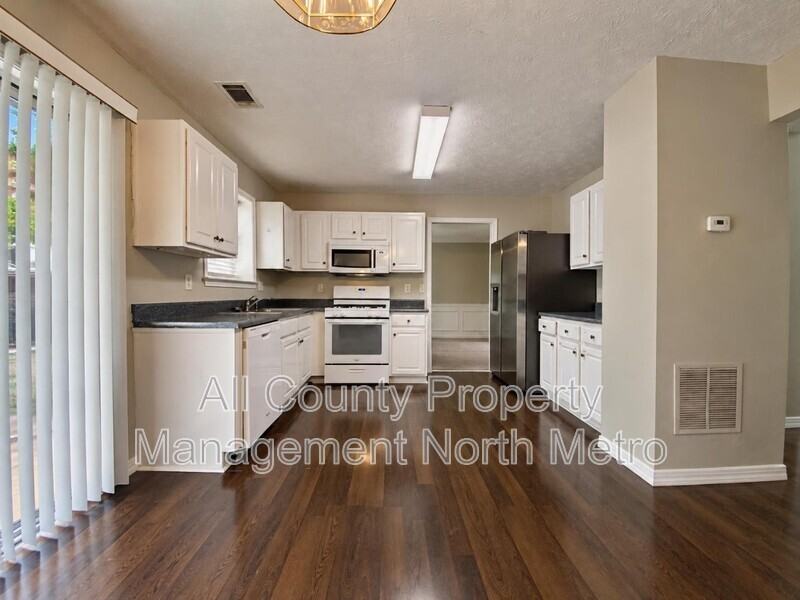 1095 Winthrope Chase Dr - Photo 4 of 15