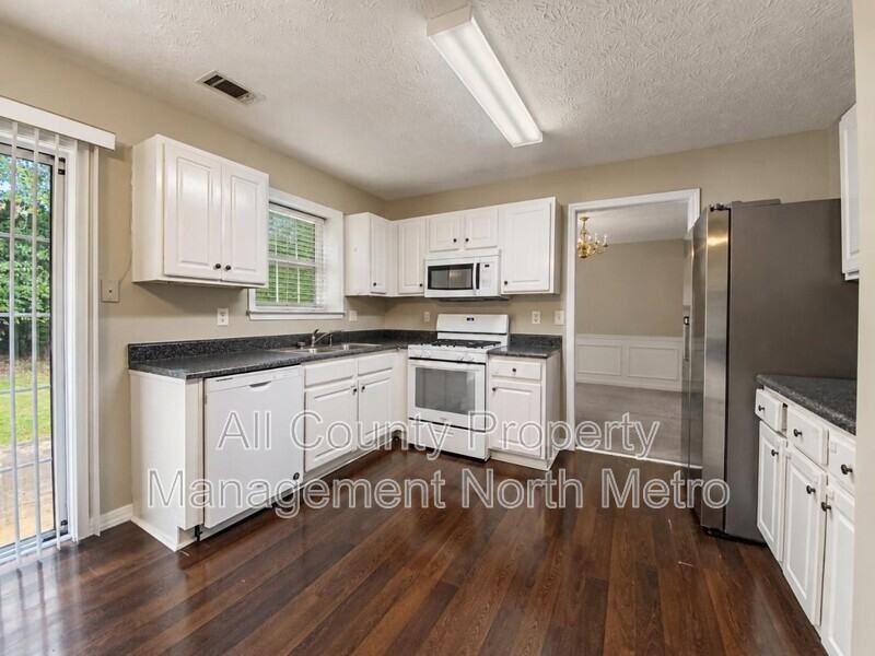 1095 Winthrope Chase Dr - Photo 5 of 15
