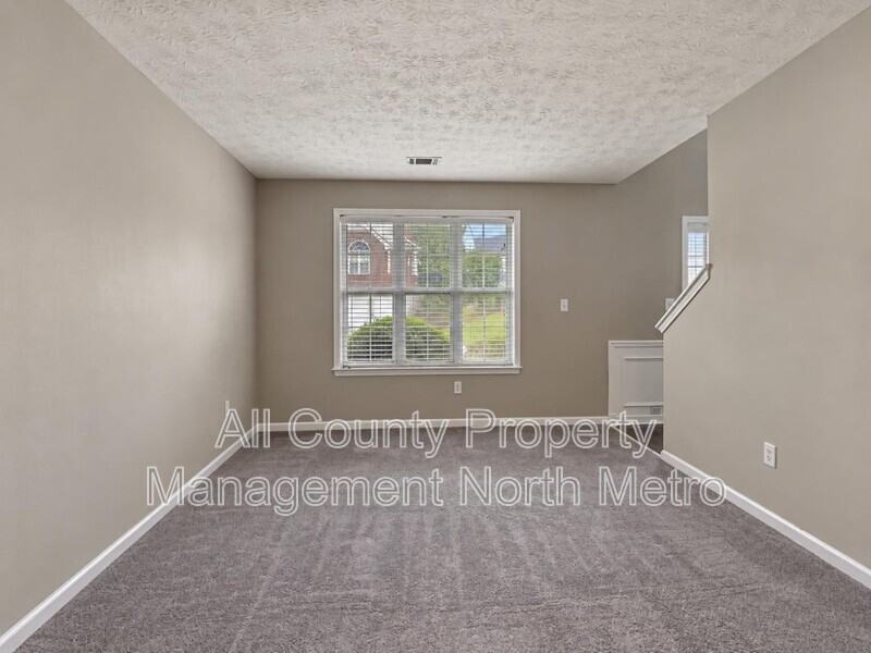 1095 Winthrope Chase Dr - Photo 6 of 15