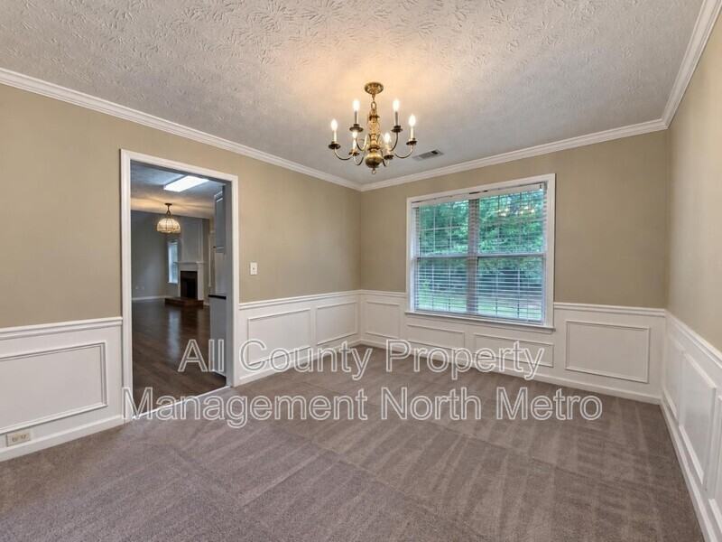 1095 Winthrope Chase Dr - Photo 7 of 15