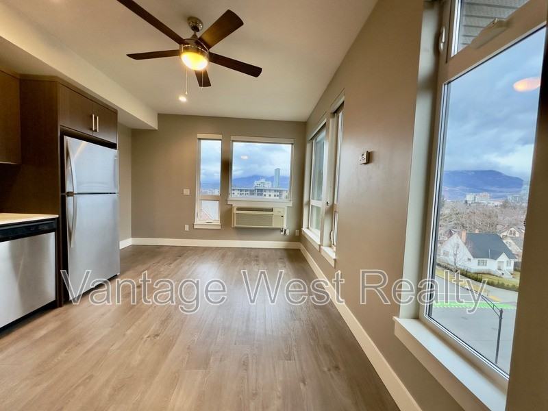 648 Leon Ave - Photo 3 of 21