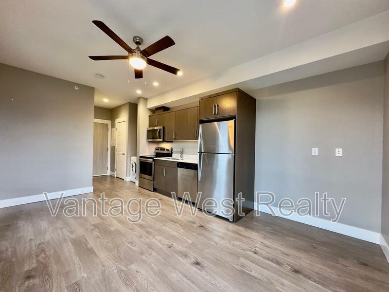 648 Leon Ave - Photo 4 of 21