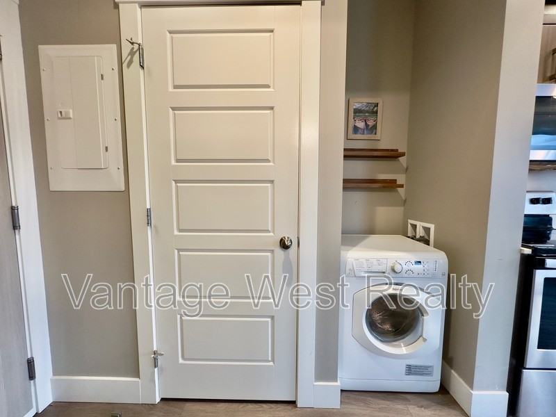 648 Leon Ave - Photo 7 of 21