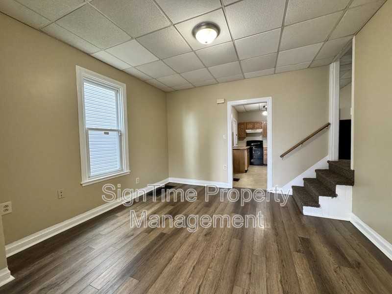 1011 Corbett St - Photo 3 of 18