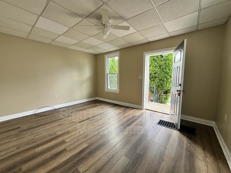 1011 Corbett St - Photo 5 of 18