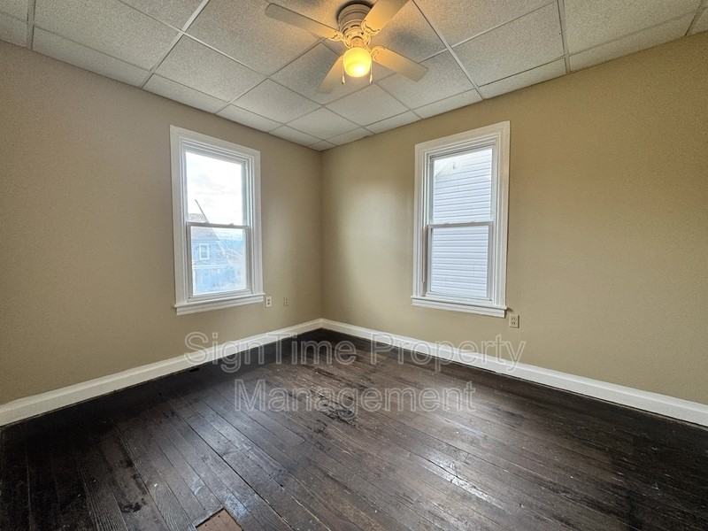 1011 Corbett St - Photo 7 of 18