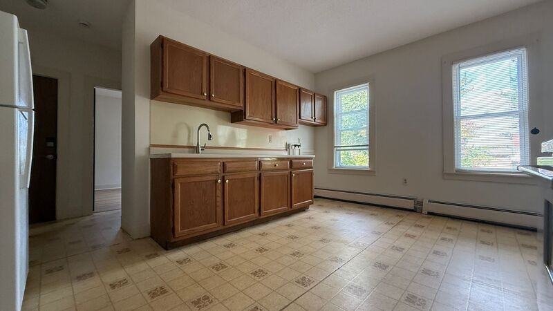 680 Carew St - Photo 2 of 25