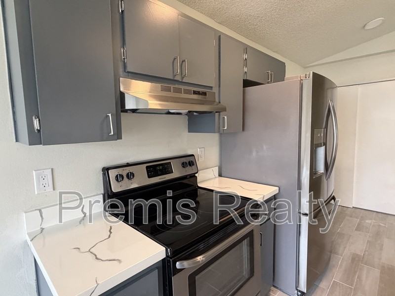 1760 Evans Dr - Photo 5 of 16