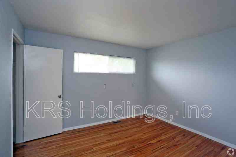 925 41st St - Photo 2 of 6