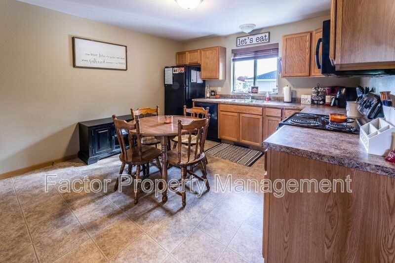 1328 Warren St #1 - Photo 5 of 16