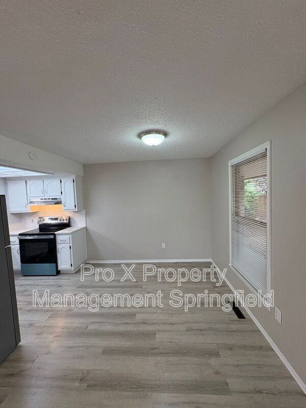457 W Grand St - Photo 3 of 10