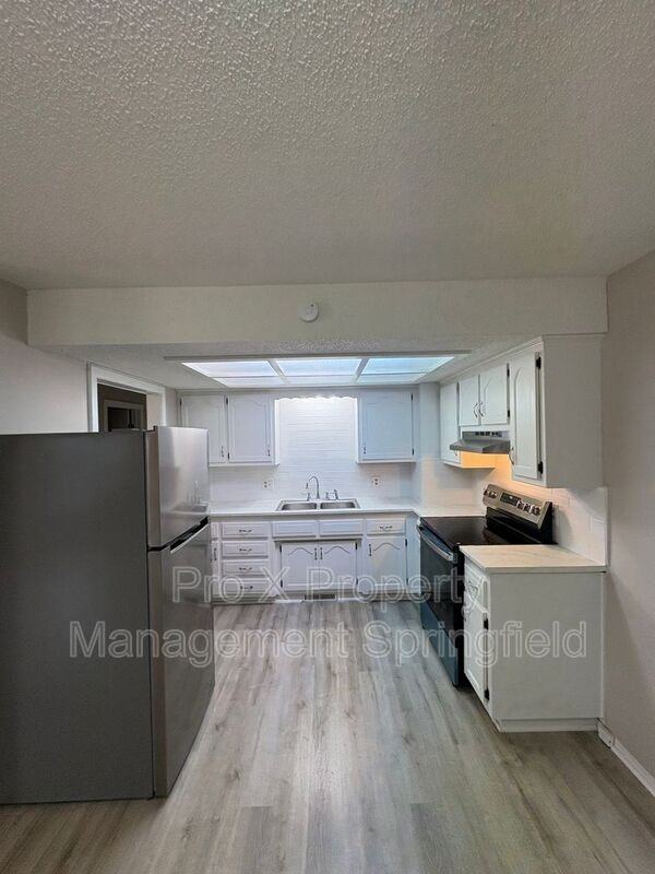 457 W Grand St - Photo 4 of 10