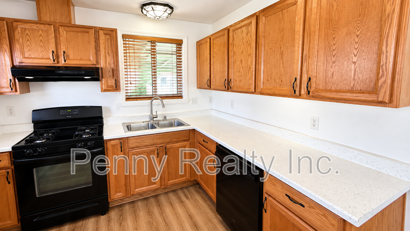 1842 Burton St - Photo 2 of 17