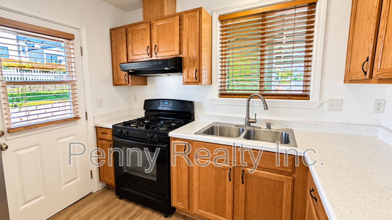 1842 Burton St - Photo 3 of 17