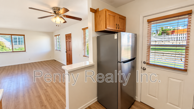 1842 Burton St - Photo 4 of 17
