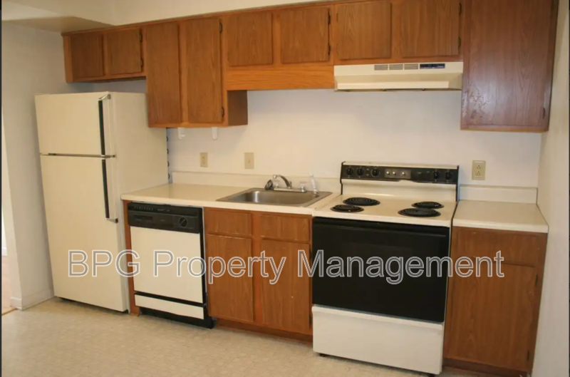 605 Hamlet Ave #D - Photo 5 of 33