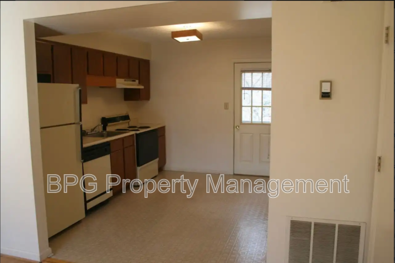 605 Hamlet Ave #D - Photo 7 of 33