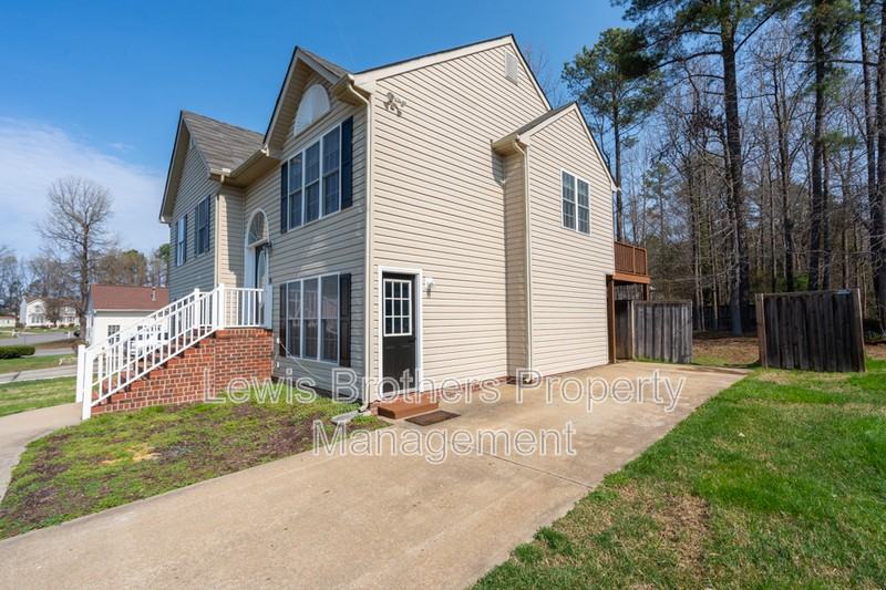 441 Battersea Ln - Photo 4 of 32