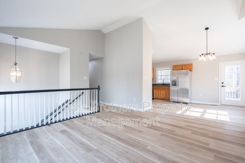 441 Battersea Ln - Photo 6 of 32