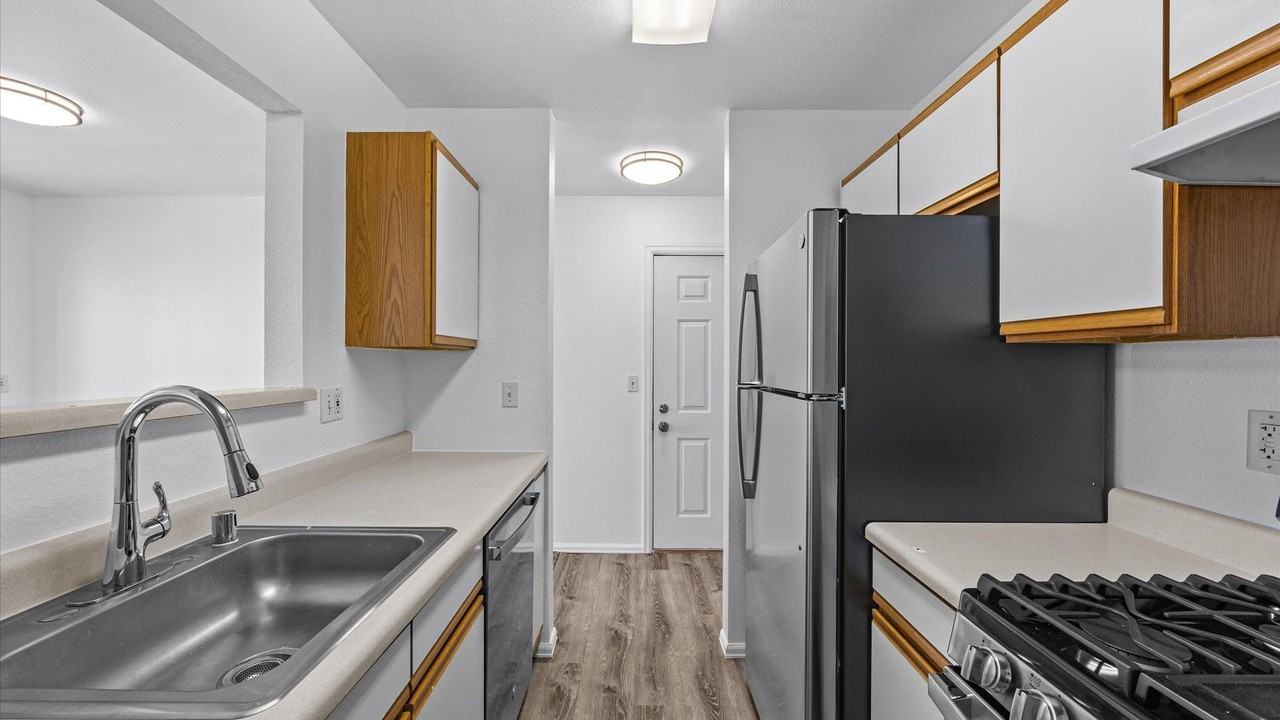 565 Redcliff Cir - Photo 4 of 9