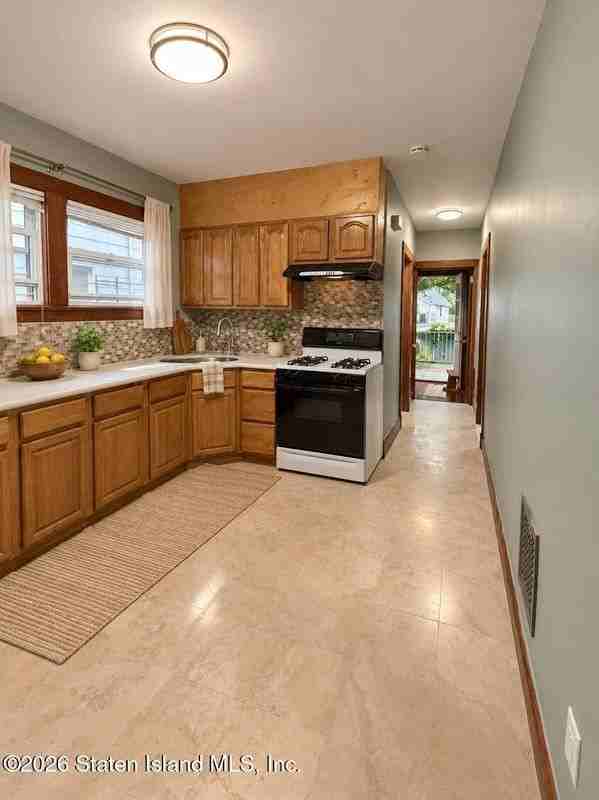 24 Winthrop Pl - Photo 4 of 7