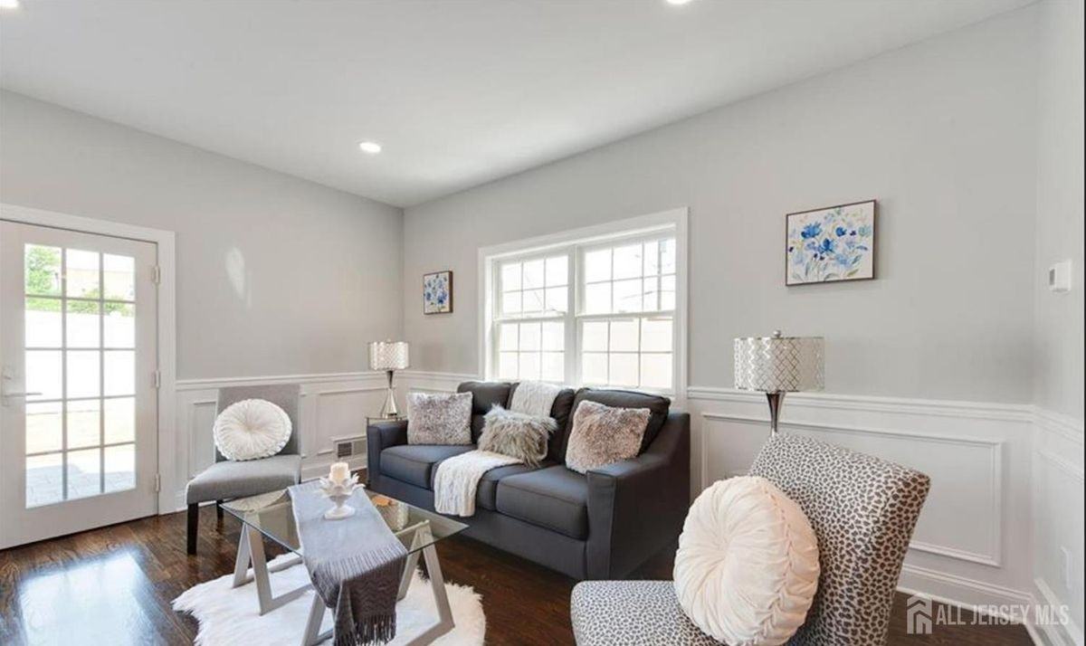 92 2nd St - Photo 3 of 28