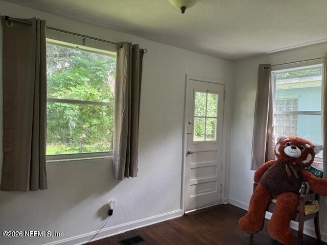 1729 Embassy Dr - Photo 5 of 24