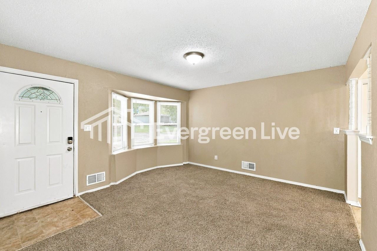 11037 Greenwood Rd - Photo 3 of 15