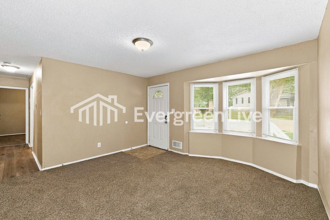 11037 Greenwood Rd - Photo 4 of 15
