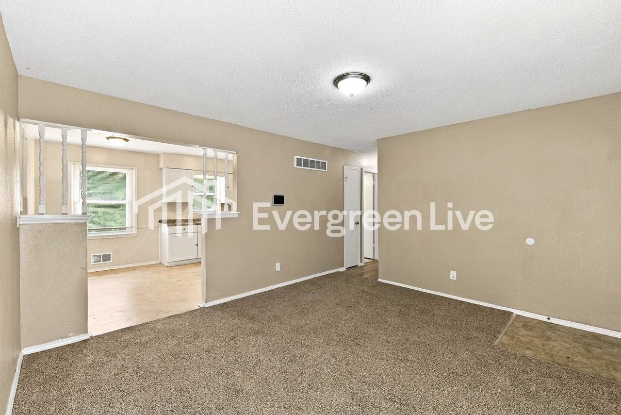 11037 Greenwood Rd - Photo 5 of 15