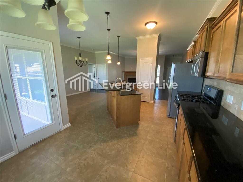 11305 Nw 98th St - Photo 4 of 7