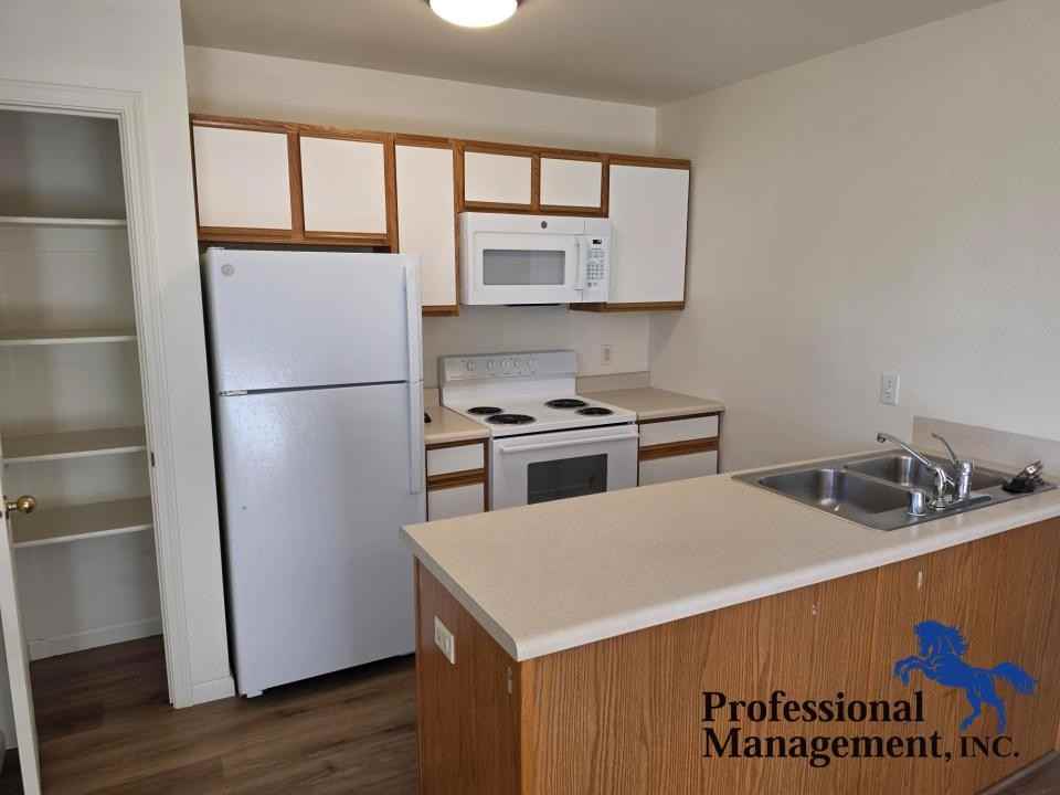 1502 38th St W #9 - Photo 3 of 8