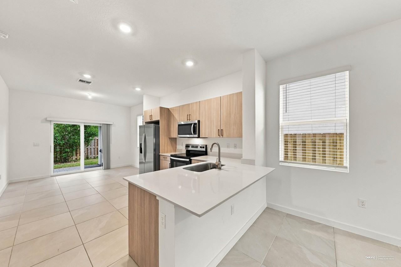 732 Nw 18th Way - Photo 2 of 23