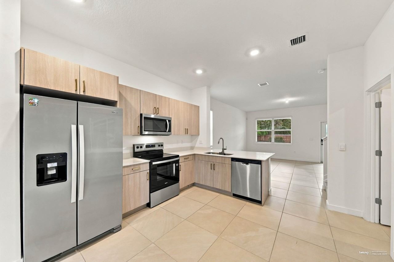 732 Nw 18th Way - Photo 4 of 23