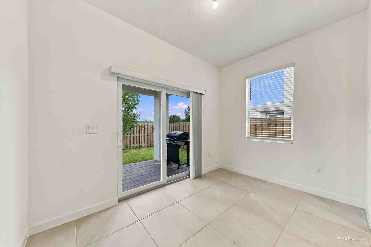 732 Nw 18th Way - Photo 5 of 23