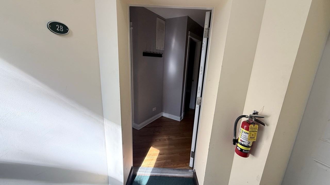 1342 W Greenleaf Ave Apt 2b #2B - Photo 4 of 17