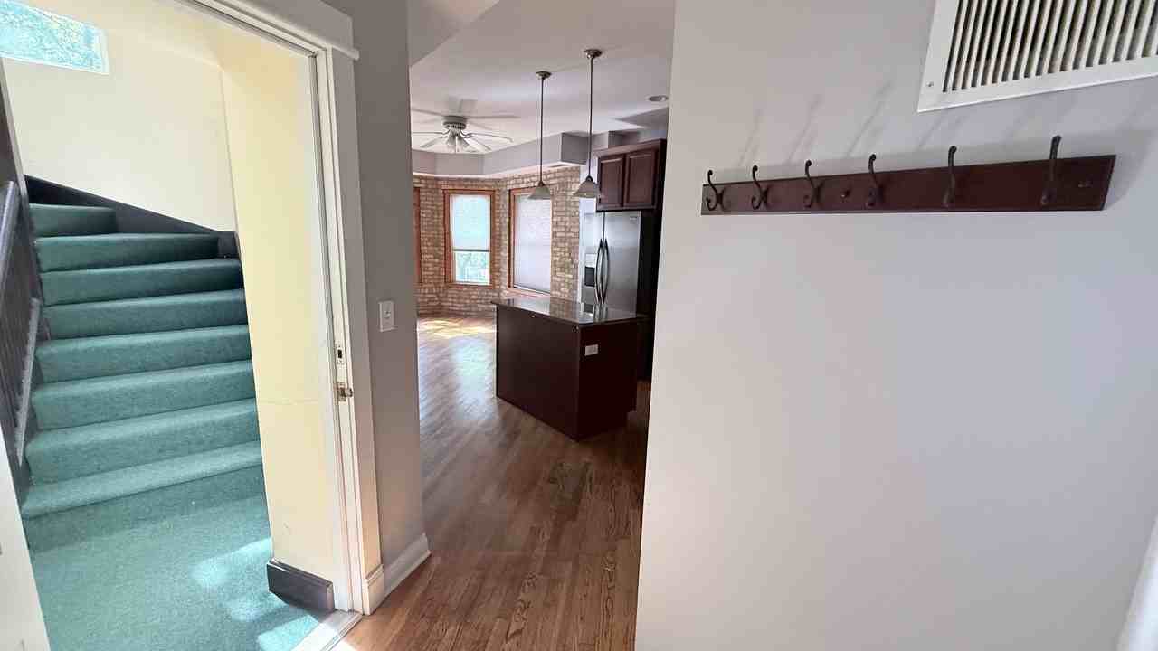 1342 W Greenleaf Ave Apt 2b #2B - Photo 5 of 17