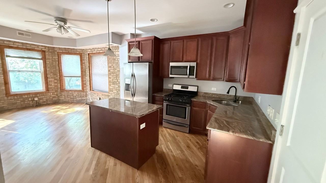 1342 W Greenleaf Ave Apt 2b #2B - Photo 7 of 17