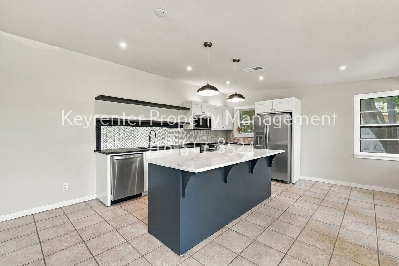 217 E 33rd Pl - Photo 3 of 23